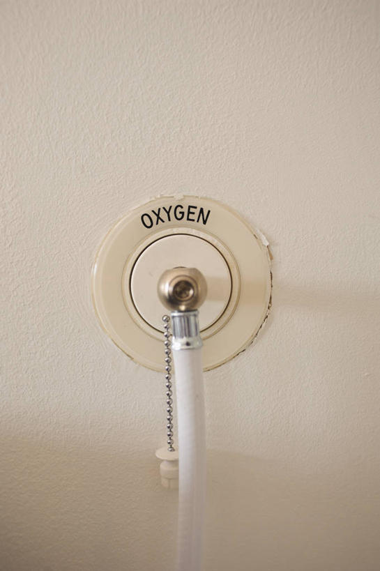 无人,竖图,室内,特写,白天,白色背景,正面,静物,阴影,反射,英文,标志,文字,影子,字符,字母,标识,管道,摄影,影棚,英文字母,医疗,医疗设备,医疗器械,氧气管,彩图,影棚拍摄,拍摄