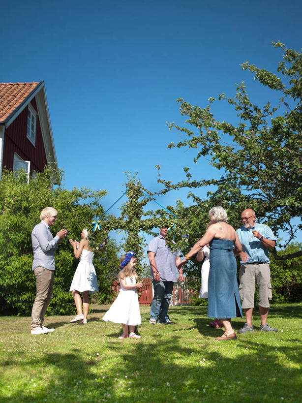 西方人,儿童,老年人,夫妻,母亲,父亲,女儿,祖母,祖父,三代同堂,家,笑,鼓掌,微笑,竖图,室外,白天,正面,裙子,爱情,跳舞,纯洁,草地,草坪,植物,欧洲,欧洲人,阴影,连衣裙,服装,节日,庆祝,光线,十字架,影子,柱子,房屋,屋子,公寓,许多人,浪漫,注视,休闲装,文化,祖孙三代,洋房,楼房,住宅,草,树,树木,小孩,衣服,蓝色,绿色,蓝天,天空,阳光,自然,天,观察,看,一群人,庆典,休闲,温暖,温馨,父女,母女,休闲服,恩爱,父爱,可爱,母爱,童年,童趣,恋人,服饰,生长,晴朗,奶奶,爷爷,成长,观看,纪念,祖孙,和睦,察看,关注,舞姿,童真,烂漫,无邪,外婆,外孙女,外祖母,外公,外祖父,万里无云,五朔节,天真,老年男性,老年女性,男人,男性,年轻男性,年轻女性,女孩,女人,女性,白种人,孩子,年轻人,夫妇,情侣,全家福,孙女,晴空,晴空万里,拍手,彩图,全身,舞蹈,房子,伴侣,融洽,女生,爸爸,多代同堂,妈妈