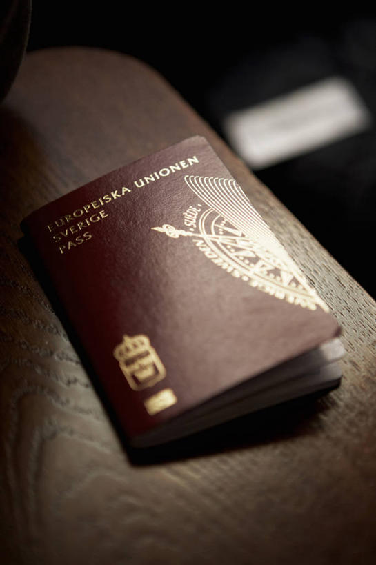 无人,竖图,俯视,室内,特写,白天,桌子,静物,一本,阴影,朦胧,模糊,反射,影子,本子,护照,彩图,高角度拍摄