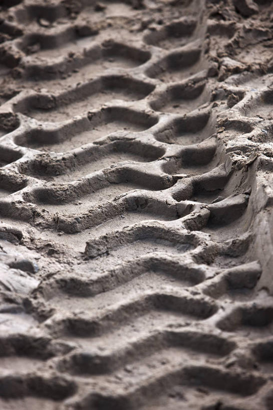 无人,竖图,俯视,室外,特写,白天,道路,路,公路,阴影,光线,纹路,纹理,影子,交通,痕迹,阳光,肌理,陈迹,马路,彩图,高角度拍摄,胎印,轮胎印