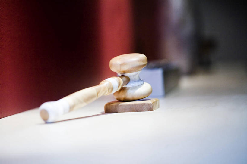 无人,横图,室内,特写,白天,正面,桌子,静物,书籍,一本,阴影,朦胧,模糊,反射,影子,一个,拍卖槌,拍卖锤,单个,法槌,法锤,书,图书,彩图