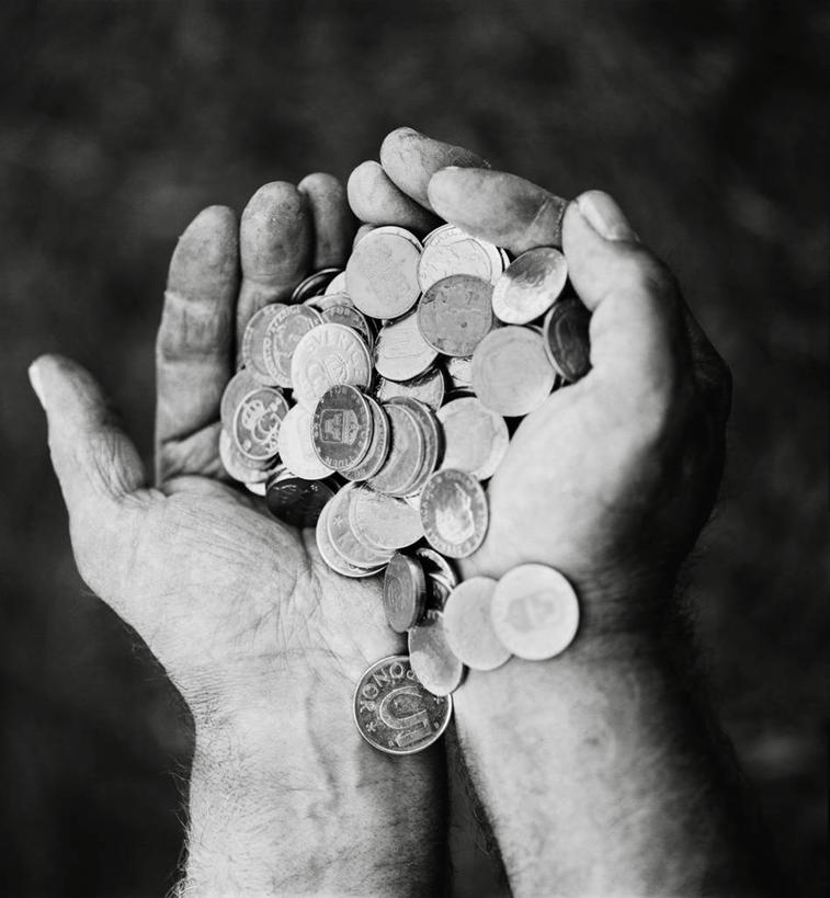 西方人,手,一个人,捧,竖图,俯视,室内,特写,白天,钱,欧洲,欧洲人,双手,仅一个男性,仅一个人,一堆,许多,阴影,堆叠,堆积,反射,钱币,影子,仅一个年轻男性,手部,金融,经济,堆,流通,贸易,货币,现金,硬币,男人,男性,年轻男性,白种人,端,端着,捧着,手捧,半身,彩图,高角度拍摄,克郎,克朗