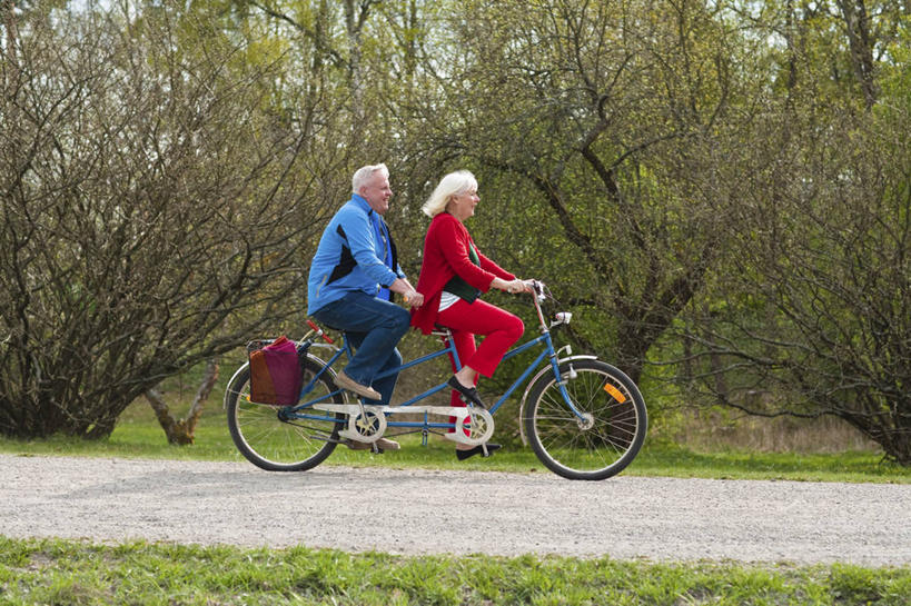 西方人,老年人,两个人,家庭,夫妻,笑,微笑,露齿笑,横图,室外,白天,侧面,运动服,爱情,草地,草坪,树林,植物,道路,路,自行车,欧洲,欧洲人,一辆,握,阴影,服装,光线,影子,小路,交通,浪漫,注视,车,脚踏车,草,树,树木,骑,衣服,红色,蓝色,绿色,阳光,自然,交通工具,观察,看,骑车,温暖,温馨,一家人,恩爱,握着,恋人,服饰,双人自行车,生长,成长,观看,和睦,察看,衣着,穿着,关注,载具,衣饰,老年男性,老年女性,男人,男性,女人,女性,白种人,夫妇,情侣,彩图,全身,伴侣,融洽,运动装