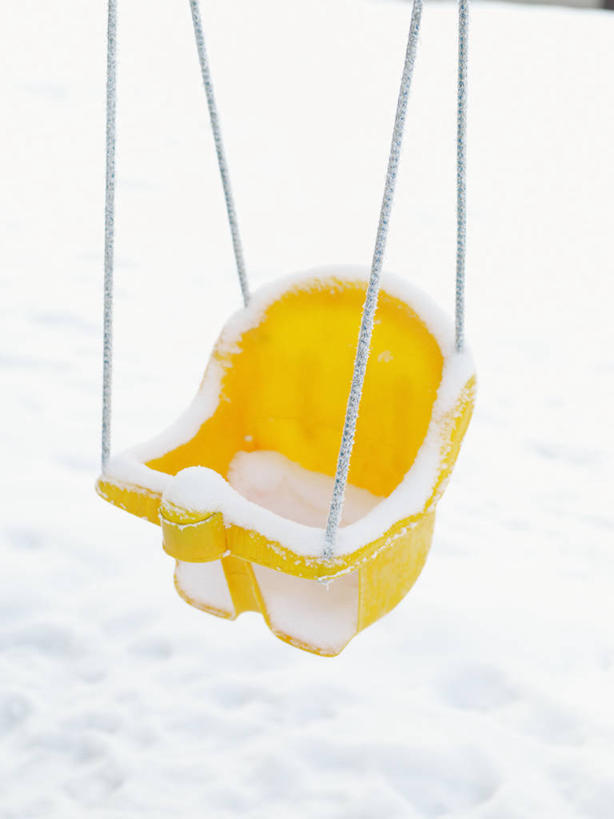 无人,竖图,室外,特写,白天,正面,游戏,雪,大雪,摇摆,积雪,雪景,冬季,冬天,玩,娱乐,一个,黄色,秋千,荡秋千,休闲,寒冷,单个,活动,摇晃,严寒,玩耍,嬉戏,彩图