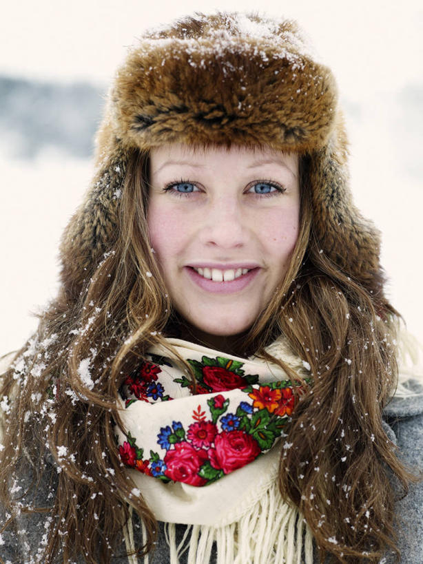 西方人,一个人,站,笑,微笑,露齿笑,竖图,室外,白天,正面,雪,大雪,帽子,欧洲,欧洲人,仅一个年轻女性,仅一个女性,仅一个人,一条,服装,朦胧,模糊,装饰,积雪,雪景,冬季,冬天,注视,休闲装,衣服,围巾,观察,看,站着,休闲,温暖,休闲服,寒冷,服饰,围脖,观看,保暖,华丽,点缀,察看,御寒,关注,衬托,美观,雅致,雅观,一顶,严寒,裘皮帽,年轻女性,女人,女性,白种人,站立,半身,彩图