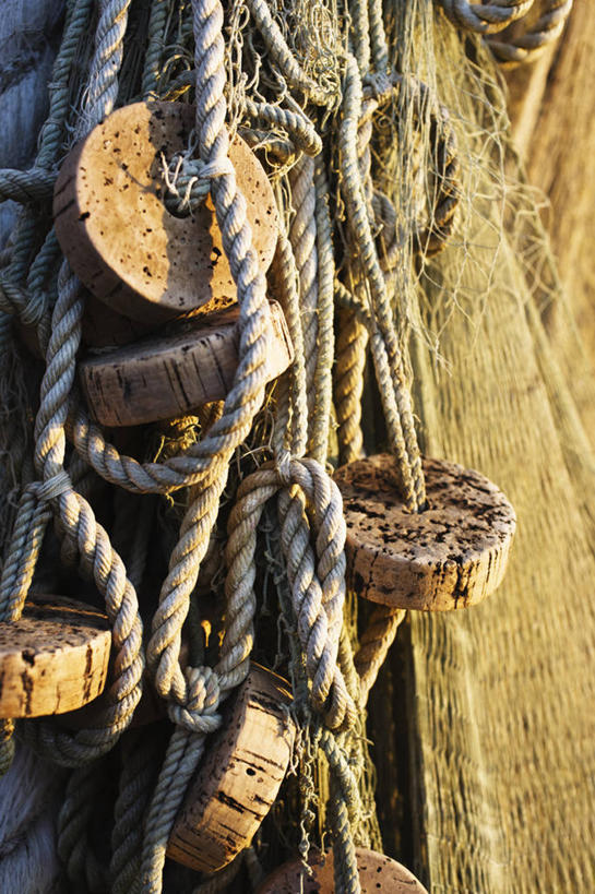 无人,竖图,室外,特写,白天,正面,静物,阴影,光线,影子,阳光,绳子,渔网,绳索,渔具,抓捕,捕捞,鱼网,拉网,捕捞工具,彩图