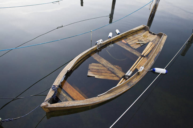 无人,横图,俯视,室外,特写,白天,河流,水,船,瑞典,欧洲,一艘,阴影,光线,影子,河水,水流,木船,破坏,破损,阳光,交通工具,损坏,舟,斯堪的纳维亚,载具,北欧,斯堪的那维亚,斯堪的那维亚半岛,斯堪的纳维亚半岛,瑞典王国,西约塔兰省,彩图,高角度拍摄,吕瑟希尔市