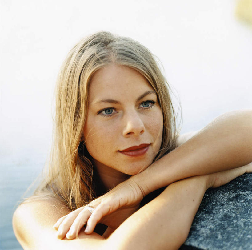 西方人,一个人,横图,室外,白天,正面,湖,湖泊,石头,水,欧洲,欧洲人,仅一个年轻女性,仅一个女性,仅一个人,撑,石子,湖面,水流,水面,注视,湖水,观察,看,观看,察看,撑着,关注,交叠,年轻女性,女人,女性,白种人,石块,岩石,半身,彩图