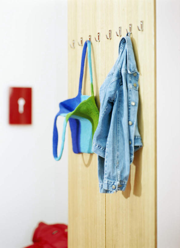 无人,横图,室内,特写,白天,正面,购物,消费,柜子,卧室,静物,袋子,阴影,环保,光线,包装袋,影子,墙,灯光,购物袋,挂钩,墙壁,墙面,环保袋,衣橱,金融,回收,资源,夹克衫,购买,贸易,利用,低碳,循环,更衣橱,彩图,睡房,卧房