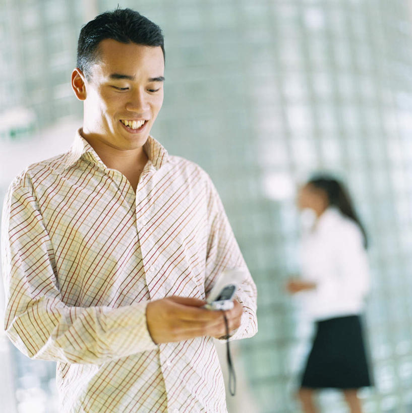 西方人,两个人,商务人士,商务男性,商务女性,办公室,站,举,笑,打电话,微笑,露齿笑,竖图,室内,白天,正面,衬衫,门,电话,手机,椅子,玻璃,欧洲,欧洲人,握,套装,瓷砖,地砖,墙,地面,拿,拿着,注视,通讯设备,墙壁,墙面,玻璃制品,会议椅,门框,观察,看,托,站着,握着,观看,操纵,办公椅,察看,操作,关注,商务装,驾驭,利用,工薪阶层,把持,商务椅,培训椅,支配,交流,男人,男性,年轻男性,年轻女性,女人,女性,白种人,白领,上班族,沟通,举起,举手,举着,通话,向上举,向上伸,向上托,站立,半身,彩图,衬衣