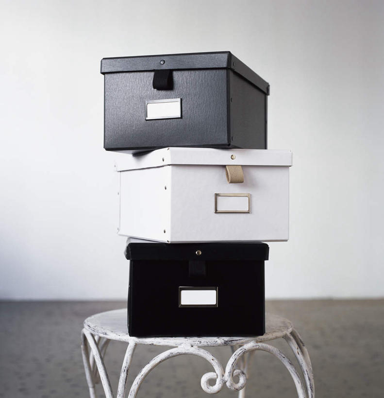 无人,竖图,室外,特写,白天,正面,复古,一堆,一排,许多,堆叠,花纹,整齐,木制,瓷砖,地砖,木盒,凳子,墙,地面,古典,墙壁,墙面,排列,三个,木制品,容器,储藏,堆,储存,队列,圆凳,彩图,贮存