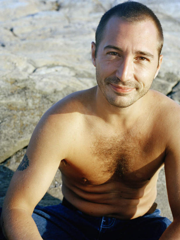 西方人,一个人,坐,笑,微笑,竖图,俯视,室内,特写,白天,石头,靠垫,欧洲,欧洲人,仅一个男性,仅一个人,阴影,光线,石子,影子,靠枕,裸露,仅一个年轻男性,阳光,垫子,枕头,暴露,袒露,男人,男性,年轻男性,白种人,石块,岩石,坐着,半身,彩图,高角度拍摄