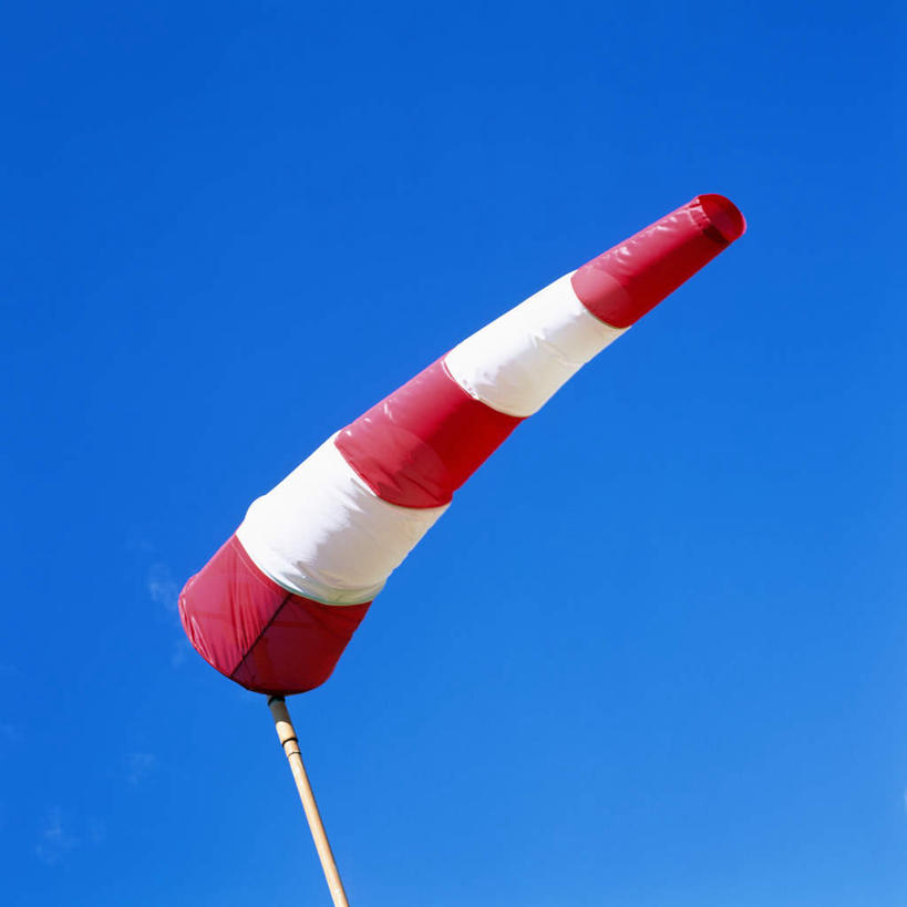 无人,方图,室外,白天,仰视,静物,风向袋,阴影,条纹,飘扬,光线,影子,一个,红色,蓝色,白色,蓝天,天空,阳光,天,晴朗,单个,风向,万里无云,飘拂,晴空,晴空万里,彩图,低角度拍摄