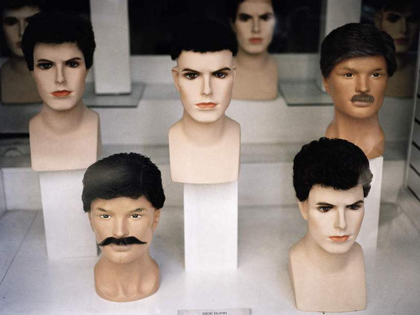 脸,头,脸颊,无人,横图,俯视,室内,白天,窗户,雕塑,一堆,许多,堆叠,堆积,艺术,装饰,雕刻,雕像,假发,玻璃窗,模型,工艺品,纪念,堆,美术,主题,头套,陈列,功能,美学,头部,脸部,脸蛋,面部,彩图,高角度拍摄