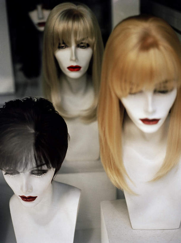 脸,头,脸颊,无人,竖图,俯视,室内,白天,窗户,雕塑,一堆,许多,堆叠,堆积,艺术,装饰,雕刻,雕像,假发,玻璃窗,工艺品,纪念,堆,美术,主题,头套,陈列,功能,美学,头部,脸部,脸蛋,面部,彩图,高角度拍摄