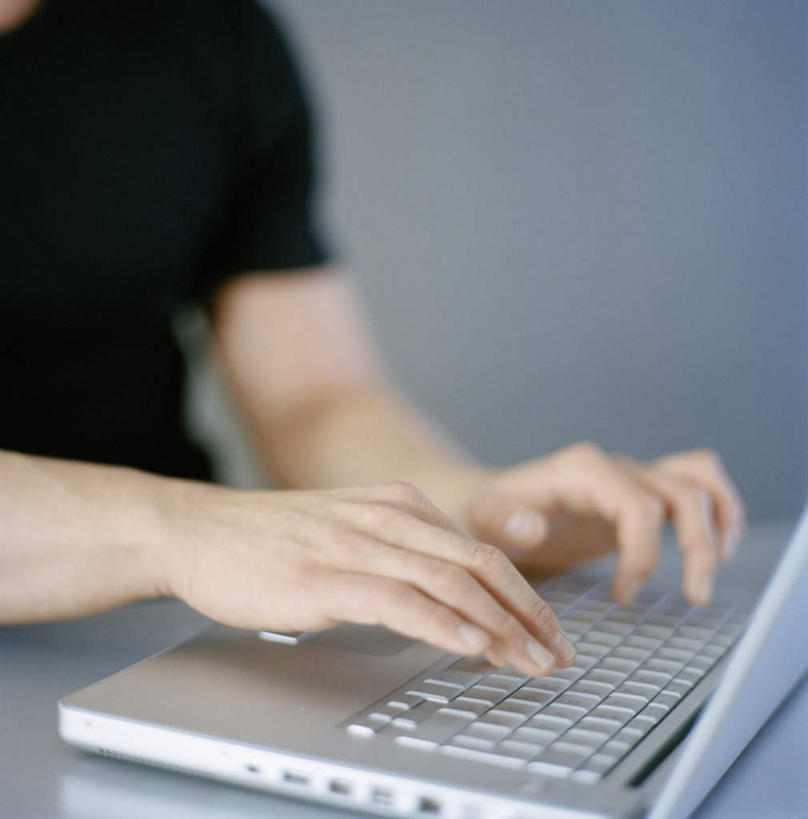 西方人,一个人,商务人士,商务男性,竖图,室内,特写,白天,白色背景,正面,衬衫,电脑,笔记本电脑,欧洲,欧洲人,仅一个年轻女性,仅一个女性,仅一个人,套装,网络,通讯设备,摄影,影棚,操纵,无线,操作,通信设备,商务装,无线网络,驾驭,无线上网,便携式电脑,利用,工薪阶层,把持,支配,手提电脑,年轻女性,女人,女性,白种人,白领,上班族,半身,彩图,影棚拍摄,衬衣,拍摄