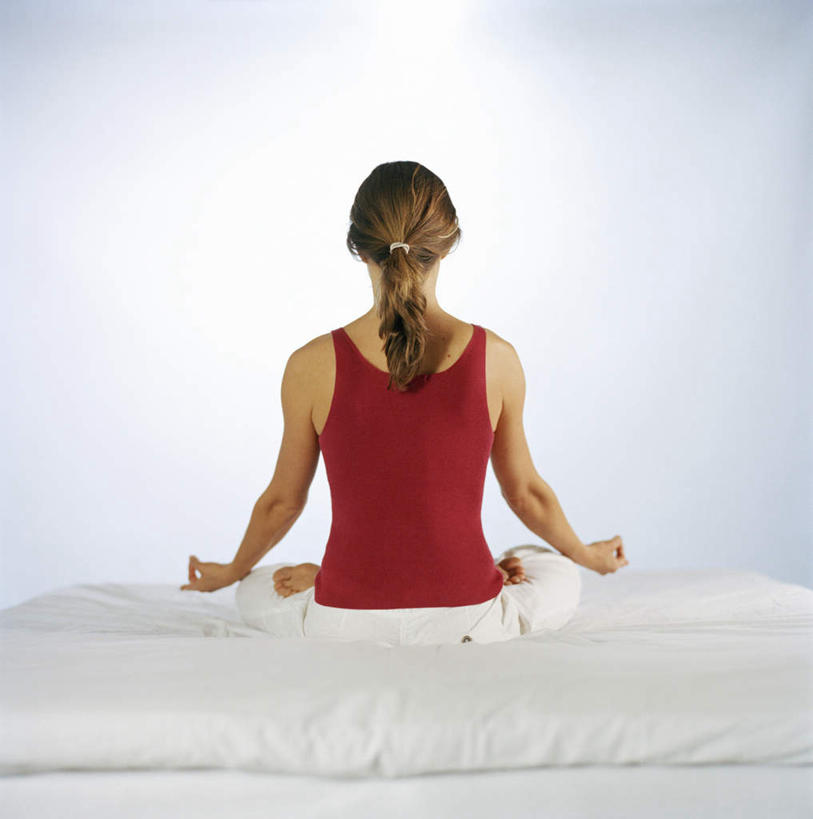 西方人,一个人,坐,盘腿,竖图,室内,白天,白色背景,床,欧洲,欧洲人,仅一个年轻女性,仅一个女性,仅一个人,床单,被子,背面,摄影,单人床,影棚,被单,坐禅,年轻女性,女人,女性,白种人,盘腿而坐,盘膝,盘着腿的,盘着腿坐,双腿交叉,坐着,彩图,全身,影棚拍摄,拍摄