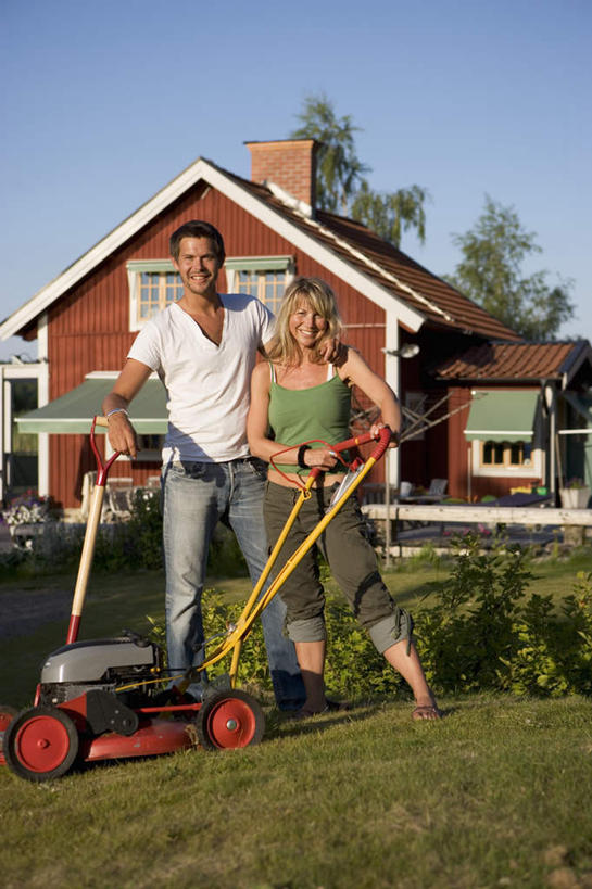 西方人,两个人,家庭,家,花园,站,举,笑,微笑,露齿笑,竖图,室外,白天,正面,草地,草坪,花圃,植物,别墅,欧洲,欧洲人,握,阴影,服装,光线,影子,房屋,屋子,公寓,拿,拿着,注视,休闲装,洋房,楼房,住宅,草,衣服,蓝色,绿色,蓝天,天空,阳光,天,观察,看,托,站着,休闲,温暖,温馨,一家人,休闲服,握着,服饰,晴朗,观看,和睦,察看,关注,除草机,万里无云,男人,男性,年轻男性,年轻女性,女人,女性,白种人,晴空,晴空万里,小花园,举起,举手,举着,向上举,向上伸,向上托,站立,彩图,全身,房子,融洽