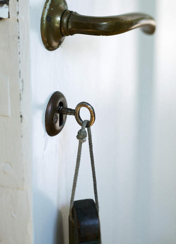 无人,竖图,室内,特写,白天,正面,安全,门,朦胧,模糊,防护,钥匙,把手,门把手,绳子,门框,保护,门把,开启,封闭,保险,私密,锁眼,保全,周全,安稳,安定,防盗,平安,拉手,彩图