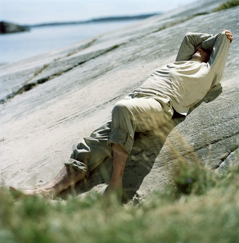 西方人,一个人,躺,举,竖图,俯视,室外,白天,旅游,度假,草地,草坪,海浪,海洋,石头,美景,植物,欧洲,欧洲人,仅一个男性,仅一个人,阴影,光线,石子,影子,景观,浪花,娱乐,草,仅一个年轻男性,蓝色,绿色,蓝天,天空,阳光,自然,海水,天,托,享受,休闲,景色,放松,晒,遮,遮掩,晴朗,掩盖,遮挡,自然风光,海景,遮盖,万里无云,掩饰,卧着,男人,男性,年轻男性,白种人,大海,风浪,海,海水的波动,近岸浪,石块,岩石,涌浪,晴空,晴空万里,举起,举手,举着,躺着,卧,向上举,向上伸,向上托,彩图,高角度拍摄,全身