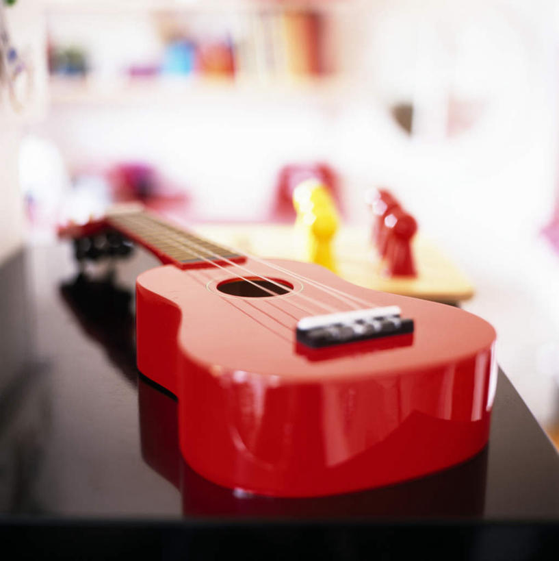 无人,竖图,俯视,室内,特写,白天,柜子,桌子,静物,阴影,光线,影子,办公桌,墙,吉他,乐器,弦乐器,墙壁,墙面,一个,红色,阳光,橱柜,单个,弹拨弦鸣乐器,尤克里里琴,彩图,高角度拍摄,弹拨弦乐器