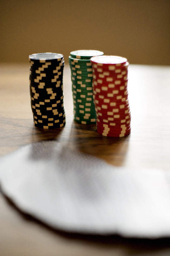 无人,竖图,彩色,室内,白天,正面,游戏,赌博,贪欲,竞争,地板,静物,一堆,一排,许多,堆叠,堆积,朦胧,模糊,整齐,地面,玩,娱乐,刺激,木地板,排列,红色,绿色,黑色,休闲,筹码,活动,牌,堆,队列,发泄,消遣,智力,投机,侥幸,欲望,宣泄,筹马,玩耍,嬉戏,彩图,胜负,输赢