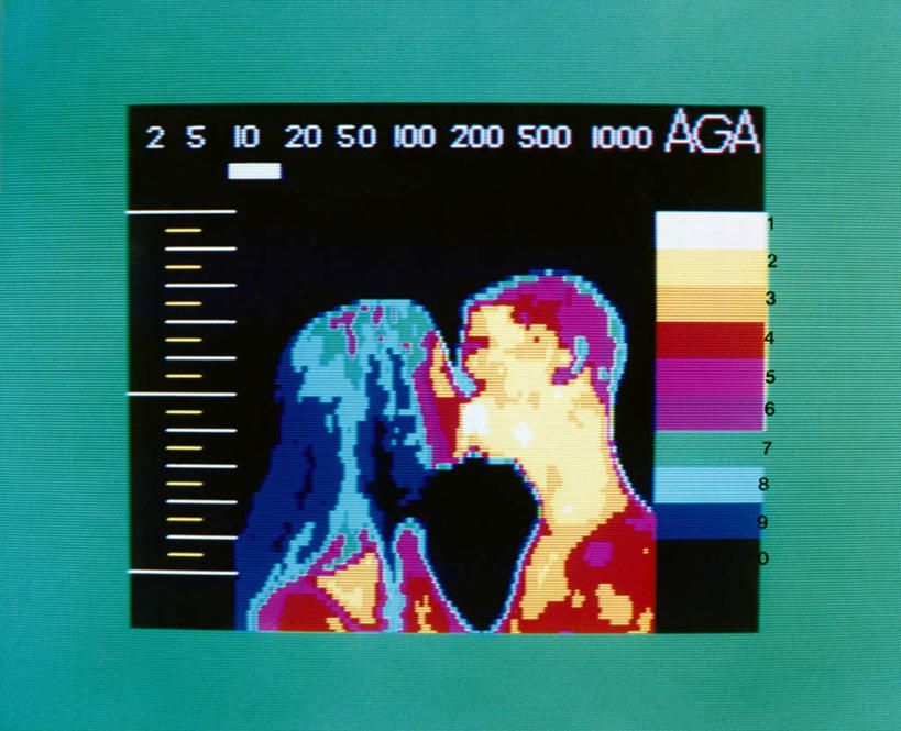 无人,两个人,夫妻,站,吻,横图,室内,白天,侧面,爱情,显示器,屏幕,浪漫,显示屏,站着,温暖,温馨,恩爱,恋人,和睦,输出设备,男人,男性,年轻男性,年轻女性,女人,女性,夫妇,情侣,亲,亲吻,站立,彩图,伴侣,融洽