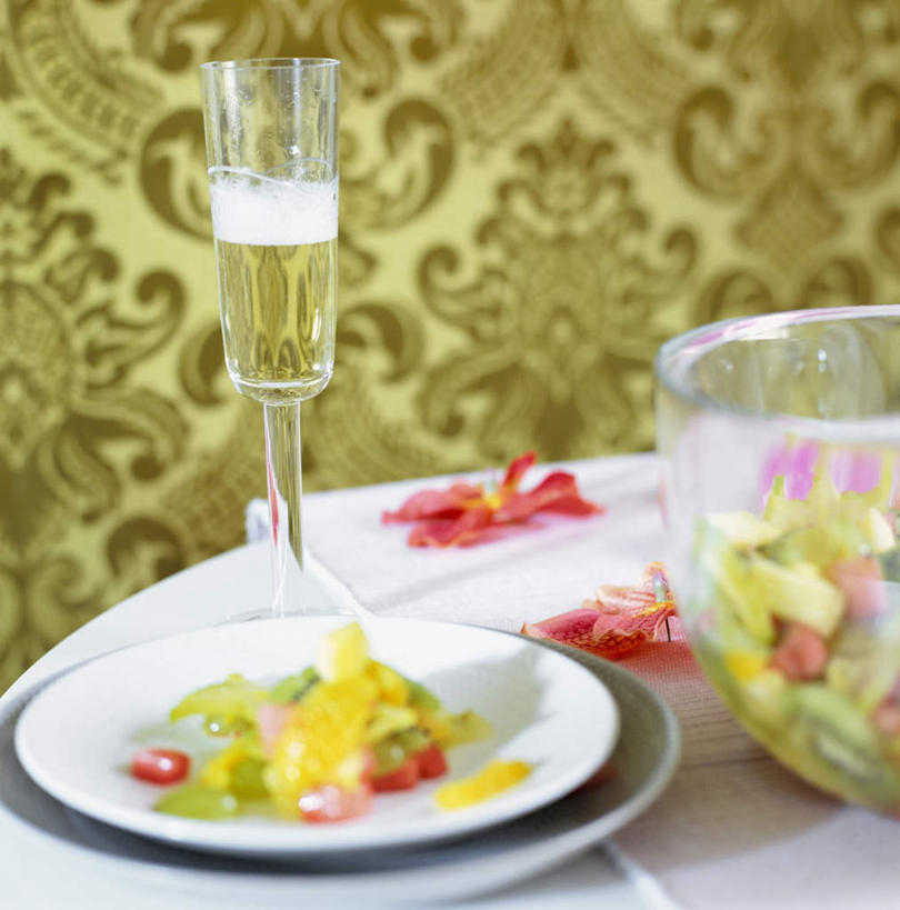 无人,竖图,室内,特写,白天,正面,餐桌,桌子,静物,杯子,餐具,水果,碟子,高脚杯,盘,墙,沙拉,红酒杯,色拉,沙律,水果沙拉,墙壁,墙面,玻璃制品,盘子,酒杯,碟,摄影,有机食品,绿色食品,影棚,餐台,色拉酱,千岛酱,玻璃杯,彩图,影棚拍摄,拍摄