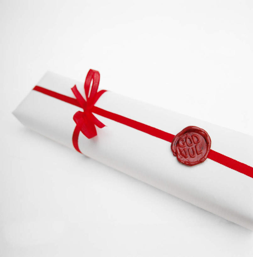 无人,竖图,俯视,室内,特写,白天,白色背景,桌面,礼盒,礼物,阴影,花纹,装饰,反射,丝绸,丝带,图案,影子,纸盒,缎带,标记,绸带,盒子,装饰品,一个,白色,包装盒,蝴蝶结,装饰物,礼品盒,摄影,礼品,影棚,单个,蜡,华丽,修饰,点缀,记号,封闭,饰物,衬托,美观,雅致,雅观,封口,封口漆,封印蜡,火漆,火漆戳,火漆蜡,火漆印,蜡封戳,彩图,高角度拍摄,影棚拍摄,拍摄