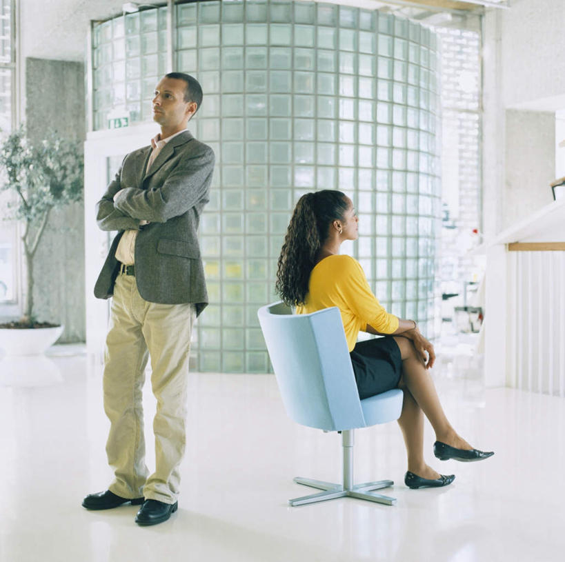 西方人,两个人,伙伴,朋友,商务人士,商务男性,商务女性,办公室,站,坐,双手交叉,交叉,竖图,室内,白天,正面,衬衫,友谊,竞争,植物,窗户,椅子,欧洲,欧洲人,一排,许多,套装,服装,沮丧,整齐,方格,墙,二郎腿,休闲装,玻璃窗,墙壁,墙面,树,树木,排列,衣服,黄色,蓝色,绿色,自然,站着,休闲,休闲服,背对背,服饰,生长,成长,失望,距离,双手抱胸,伤心,队列,反向,商务装,工薪阶层,背道而驰,相反,相左,隔阂,相交,交集,友情,男人,男性,年轻男性,年轻女性,女人,女性,白种人,白领,上班族,站立,坐着,彩图,全身,衬衣