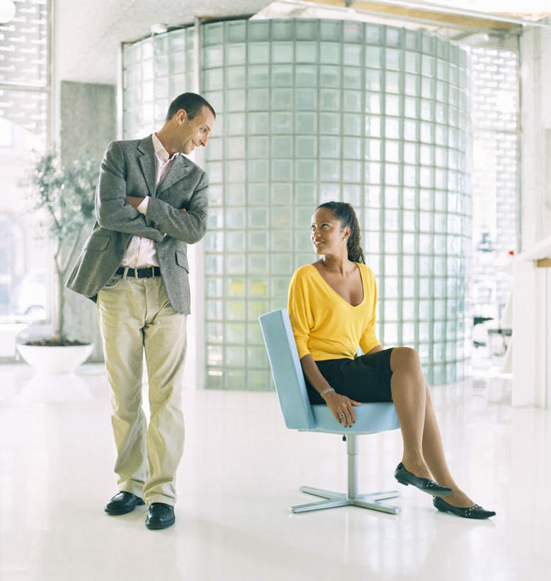 西方人,两个人,伙伴,朋友,商务人士,商务男性,商务女性,办公室,站,坐,双手交叉,交叉,竖图,室内,白天,正面,衬衫,友谊,竞争,植物,窗户,椅子,欧洲,欧洲人,一排,许多,套装,服装,沮丧,整齐,方格,墙,二郎腿,扭头,休闲装,玻璃窗,墙壁,墙面,树,树木,排列,衣服,黄色,蓝色,绿色,自然,站着,转头,休闲,休闲服,背对背,服饰,生长,成长,失望,距离,双手抱胸,伤心,队列,反向,商务装,工薪阶层,背道而驰,相反,相左,隔阂,相交,交集,友情,男人,男性,年轻男性,年轻女性,女人,女性,白种人,白领,上班族,站立,坐着,彩图,全身,衬衣