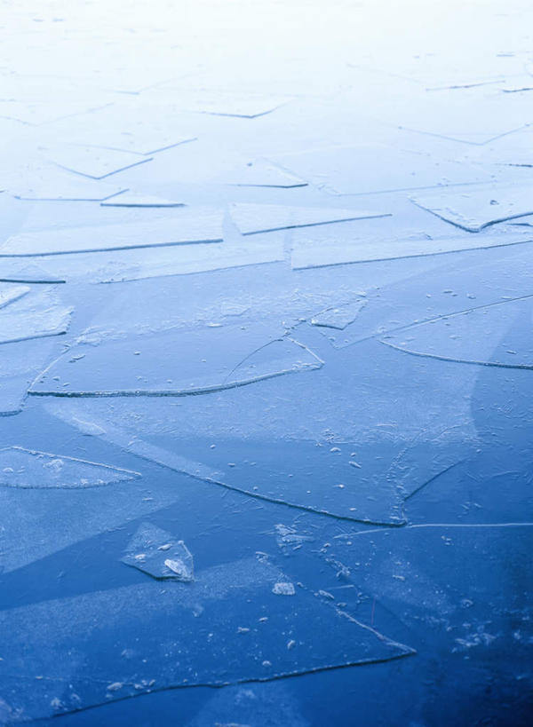 无人,竖图,俯视,室外,白天,旅游,度假,河流,美景,水,阴影,漂浮,光线,影子,冰,河水,景观,水流,冰块,娱乐,冷冻,阳光,自然,享受,休闲,景色,放松,寒冷,冷藏,漂流,冰冷,自然风光,保鲜,流浪,流落,流散,漂泊,飘泊,飘流,彩图,高角度拍摄