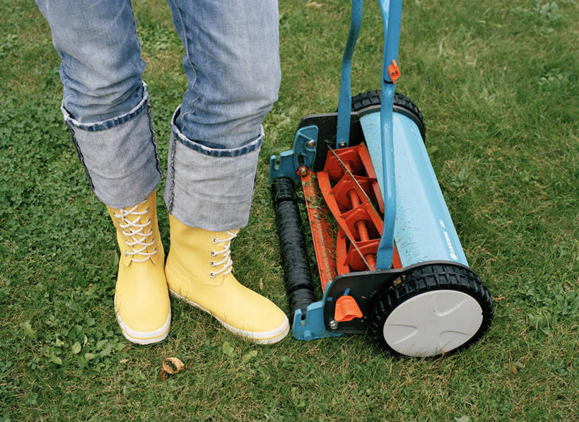 西方人,一个人,站,横图,俯视,室外,白天,鞋,机器,草地,草坪,植物,鞋子,欧洲,欧洲人,仅一个年轻女性,仅一个女性,仅一个人,一辆,一双,裤子,工具,庭院,园艺,牛仔裤,草,黄色,蓝色,绿色,站着,割草机,年轻女性,女人,女性,白种人,站立,半身,彩图,高角度拍摄