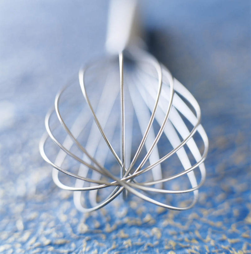 无人,竖图,俯视,室内,特写,白天,桌面,餐具,金属制品,阴影,朦胧,模糊,光线,金属,工具,影子,一个,阳光,打蛋器,单个,烹调用具,彩图,高角度拍摄