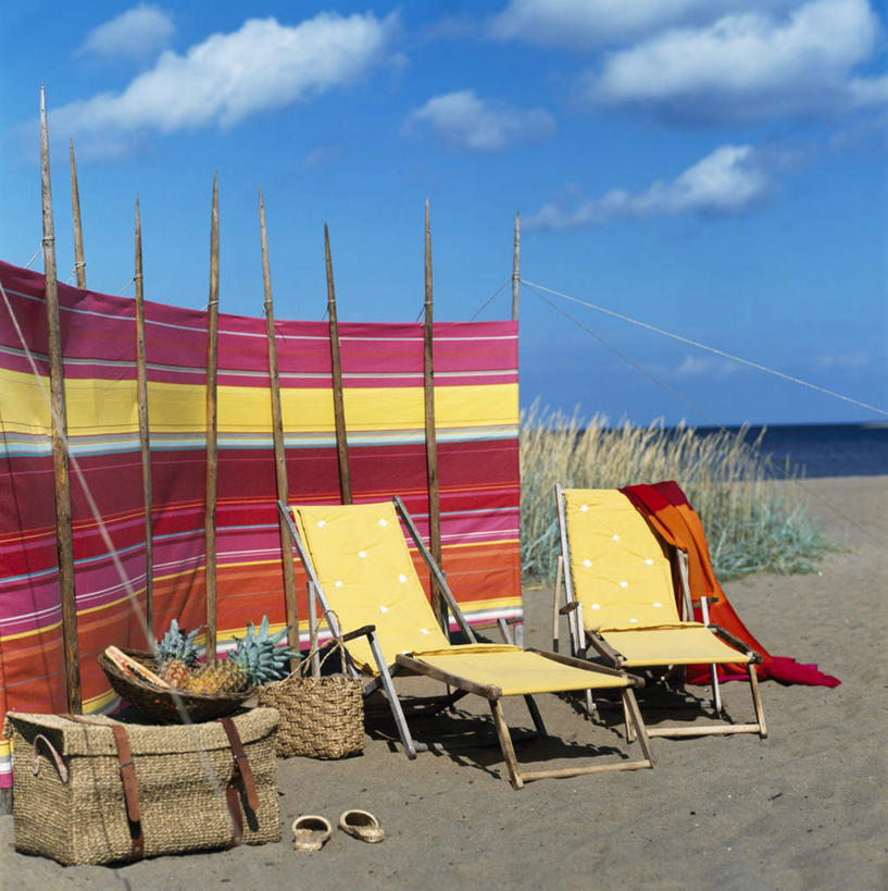 无人,方图,俯视,室外,白天,凉鞋,旅游,度假,美景,沙滩,菠萝,水果,鞋子,椅子,许多,阴影,新鲜,光线,木制,布料,拉杆箱,篮子,旅行箱,沙子,影子,木椅,躺椅,海岸,景观,生食,食品,果实,沙地,娱乐,食物,阳光,自然,木制品,行李箱,箱子,享受,休闲,景色,放松,色彩,颜色,有机食品,绿色食品,出差,自然风光,食物篮,杆子,海滩,凤梨,彩图,高角度拍摄,旅行,野餐篮