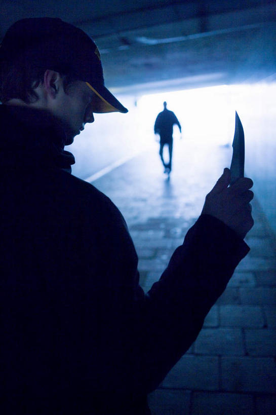 西方人,两个人,站,走,竖图,室内,白天,竞争,帽子,欧洲,欧洲人,对抗,握,阴影,冲突,光线,隧道,影子,刀具,拿,拿着,扭头,破坏,运动帽,背面,阳光,刀,低头,站着,转头,武器,鸭舌帽,战争,握着,损坏,攻击,威胁,地道,对立,矛盾,兵器,防御,敌对,挫败,斗争,抗拒,抗衡,凶器,杀伤,威慑,垂头,危险,男人,男性,年轻男性,白种人,步行,散步,站立,走路,半身,彩图,匕首