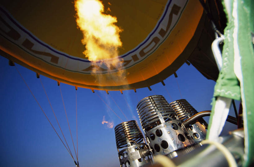 无人,横图,室外,白天,仰视,热情,火,朦胧,模糊,布料,火焰,燃烧,一个,蓝色,绿色,蓝天,天空,热气球,绳子,天,晴朗,单个,绳索,万里无云,晴空,晴空万里,彩图,低角度拍摄