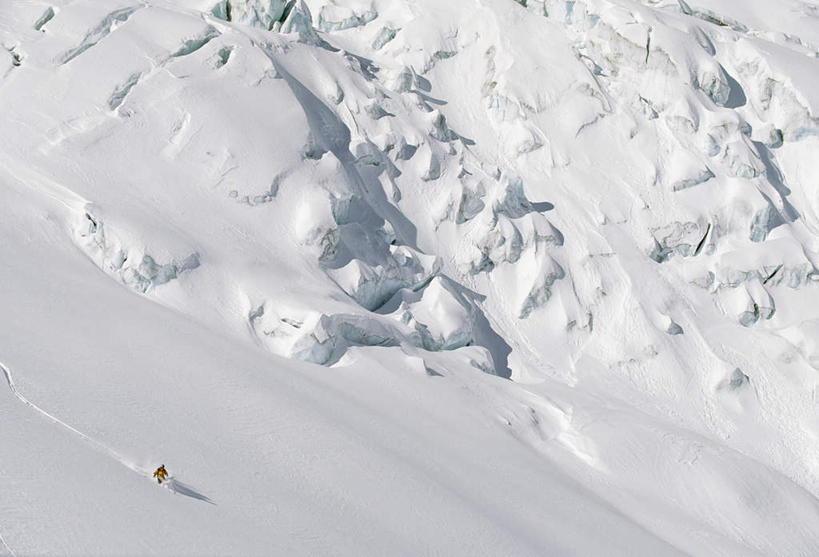 西方人,一个人,站,横图,俯视,室外,白天,锻炼,运动,山,雪,大雪,欧洲,欧洲人,仅一个男性,仅一个人,阴影,光线,影子,积雪,山峰,雪景,冬季,冬天,山峦,仅一个年轻男性,阳光,站着,寒冷,滑雪橇,严寒,体育,男人,男性,年轻男性,白种人,站立,彩图,高角度拍摄,全身,健身