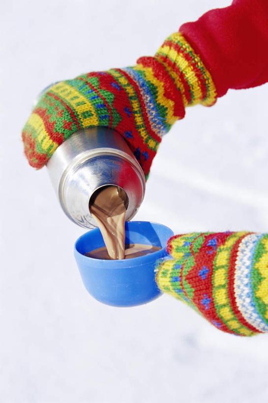 西方人,手,一个人,站,竖图,俯视,室外,特写,白天,白色背景,雪,大雪,欧洲,欧洲人,仅一个人,倒,握,装饰,积雪,雪景,冬季,冬天,食品,糖,糖果,甜点,甜品,拿,拿着,食物,蓝色,手套,甜食,巧克力,站着,温暖,手部,瓶盖,寒冷,握着,摄影,影棚,朱古力,保暖,华丽,点缀,御寒,保温瓶,衬托,美观,雅致,雅观,严寒,白种人,站立,半身,彩图,高角度拍摄,影棚拍摄,拍摄