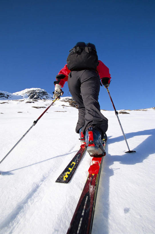 西方人,一个人,站,竖图,室外,白天,仰视,雪,大雪,欧洲,欧洲人,仅一个人,握,阴影,服装,装饰,光线,包,影子,积雪,雪景,冬季,冬天,痕迹,拿,旅行包,拿着,衣服,蓝色,蓝天,天空,阳光,背包,手套,天,站着,温暖,寒冷,握着,服饰,羽绒服,保暖,华丽,点缀,御寒,滑雪橇,衬托,美观,雅致,雅观,严寒,旅游包,冬装,白种人,站立,半身,彩图,低角度拍摄,双肩包