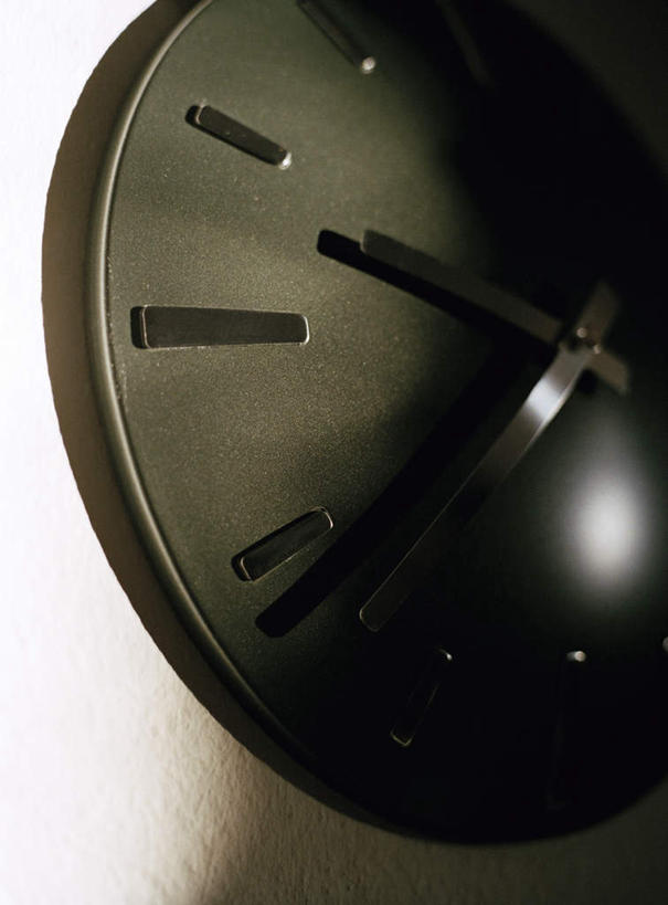 无人,竖图,室内,特写,白天,白色背景,正面,阴影,时间,光线,时钟,影子,墙,计时,墙壁,墙面,一个,黑色,阳光,钟表,表,摄影,影棚,单个,钟,彩图,影棚拍摄,拍摄