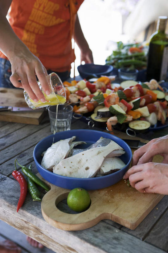 海鲜,西方人,手,两个人,伙伴,朋友,站,竖图,俯视,室内,白天,友谊,餐桌,桌子,辣椒,蔬菜,杯子,水果,金属制品,欧洲,欧洲人,许多,握,新鲜,金属,鱼,工具,生食,食品,果实,刀具,拿,红酒瓶,拿着,水产,鱼类,海洋生物,玻璃制品,酒瓶,食物,玻璃瓶,瓶子,容器,水杯,刀,站着,手部,握着,有机食品,绿色食品,餐台,水生动物,菜刀,海产品,水生物,菜板,海底动物,辣角,红海椒,大椒,辣虎,广椒,切菜刀,友情,男人,男性,年轻男性,年轻女性,女人,女性,白种人,玻璃杯,辣子,红辣椒,海椒,番椒,站立,半身,彩图,高角度拍摄