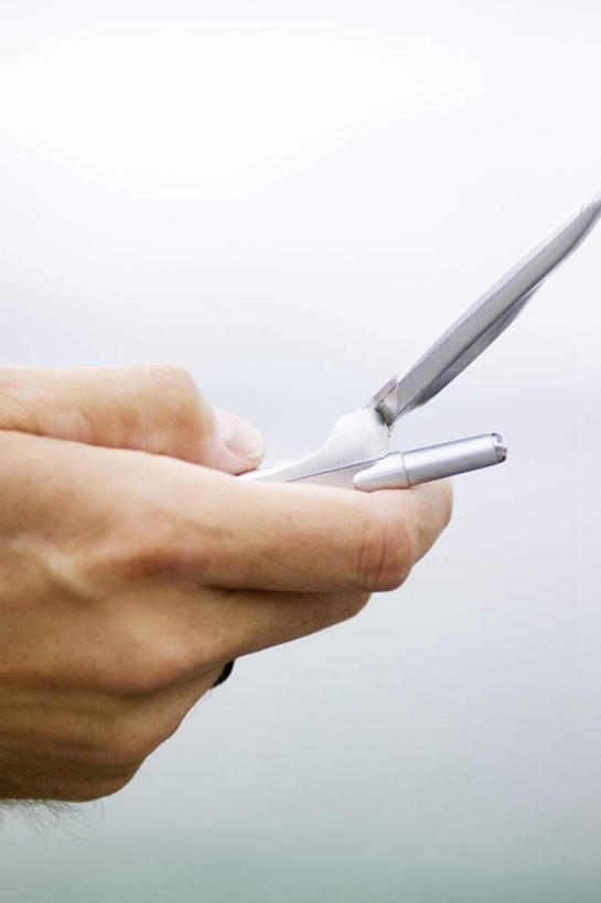 西方人,一个人,打电话,竖图,俯视,室内,白天,白色背景,爱情,电话,手机,欧洲,欧洲人,仅一个人,握,浪漫,拿,拿着,通讯设备,装饰品,戒指,饰品,首饰,恩爱,握着,摄影,影棚,信物,权利,手饰,交流,白种人,沟通,通话,半身,彩图,高角度拍摄,影棚拍摄,拍摄