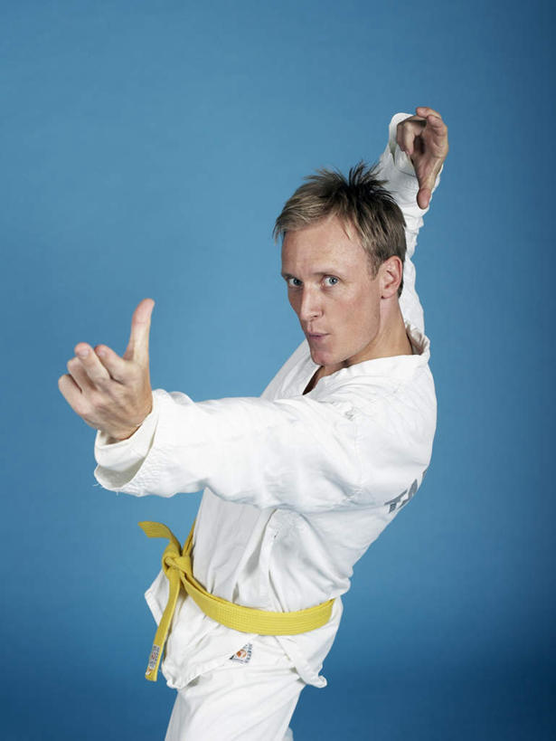 西方人,一个人,站,举,竖图,室内,白天,正面,锻炼,运动,欧洲,欧洲人,仅一个男性,仅一个人,阴影,蓝色背景,光线,影子,注视,腰带,仅一个年轻男性,黄色,阳光,观察,看,托,站着,摄影,影棚,观看,察看,关注,配饰,跆拳道服,裤带,体育,男人,男性,年轻男性,白种人,举起,举手,举着,向上举,向上伸,向上托,站立,半身,彩图,影棚拍摄,健身,拍摄