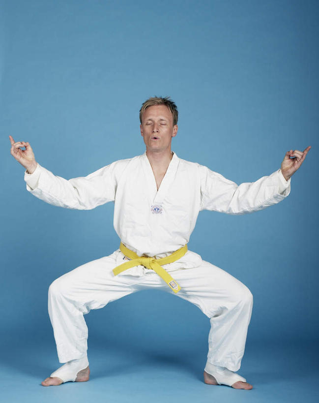 西方人,一个人,站,闭眼,竖图,室内,白天,正面,锻炼,运动,跆拳道,欧洲,欧洲人,仅一个男性,仅一个人,阴影,蓝色背景,光线,影子,腰带,仅一个年轻男性,黄色,阳光,站着,抬手,摄影,影棚,扎马步,配饰,跆拳道服,裤带,体育,男人,男性,年轻男性,白种人,闭眼睛,闭着眼,闭着眼睛,站立,彩图,全身,影棚拍摄,健身,拍摄