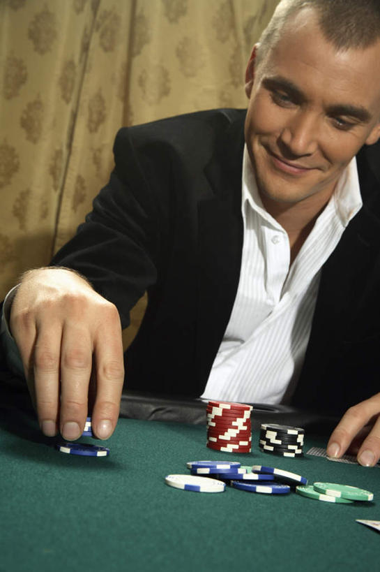 西方人,手,一个人,坐,竖图,俯视,室内,白天,窗帘,桌子,欧洲,欧洲人,仅一个男性,仅一个人,一堆,握,堆叠,堆积,拿,拿着,注视,仅一个年轻男性,黄色,红色,蓝色,绿色,低头,观察,看,手部,握着,筹码,观看,堆,察看,关注,筹马,男人,男性,年轻男性,白种人,坐着,半身,彩图,高角度拍摄