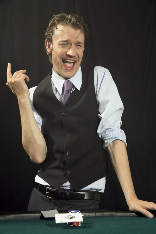 西方人,手,一个人,站,竖图,俯视,室内,白天,游戏,赌博,贪欲,竞争,桌子,纸牌,玩具,扑克,欧洲,欧洲人,仅一个男性,仅一个人,墙,玩,注视,娱乐,刺激,墙壁,墙面,仅一个年轻男性,黑色,观察,看,站着,张嘴,休闲,手部,抬手,筹码,观看,活动,察看,发泄,关注,消遣,智力,赌具,张大嘴巴,投机,侥幸,欲望,宣泄,筹马,男人,男性,年轻男性,白种人,张开嘴,玩耍,嬉戏,站立,半身,彩图,高角度拍摄,胜负,输赢