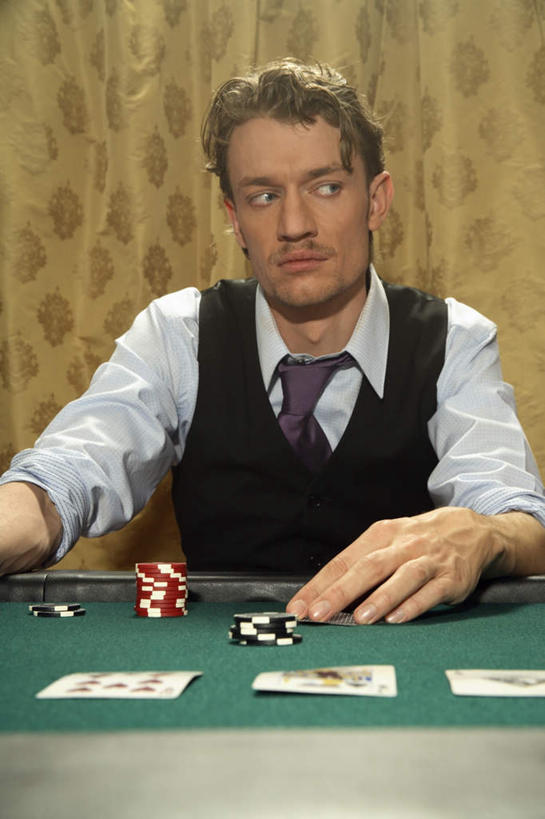 西方人,手,一个人,坐,摸,竖图,室内,白天,正面,游戏,赌博,贪欲,竞争,窗帘,桌子,纸牌,玩具,扑克,欧洲,欧洲人,仅一个男性,仅一个人,抚摸,玩,扭头,注视,娱乐,刺激,仅一个年轻男性,黄色,观察,看,转头,休闲,手部,筹码,观看,活动,察看,发泄,关注,消遣,智力,赌具,投机,侥幸,欲望,宣泄,筹马,男人,男性,年轻男性,白种人,触摸,接触,玩耍,嬉戏,坐着,半身,彩图,胜负,输赢