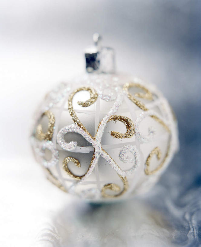 无人,竖图,俯视,室内,特写,白天,装饰,挂饰,圣诞球,球,装饰品,白色,装饰物,球体,摄影,影棚,华丽,修饰,点缀,饰物,衬托,美观,雅致,雅观,彩图,高角度拍摄,影棚拍摄,拍摄