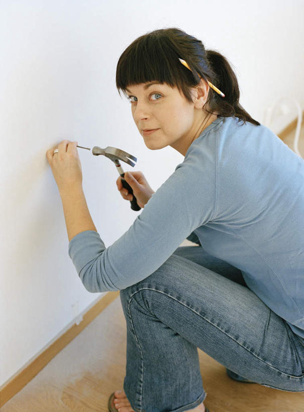 西方人,一个人,蹲,笑,微笑,竖图,室内,白天,侧面,爱情,欧洲,欧洲人,仅一个年轻女性,仅一个女性,仅一个人,握,笔,钉子,墙,办公用品,浪漫,拿,拿着,扭头,墙壁,墙面,文具,装饰品,戒指,饰品,首饰,学习用品,转头,恩爱,握着,文具用品,信物,五金,紧固,权利,牢固,手饰,年轻女性,女人,女性,白种人,蹲着,半身,彩图,稳固